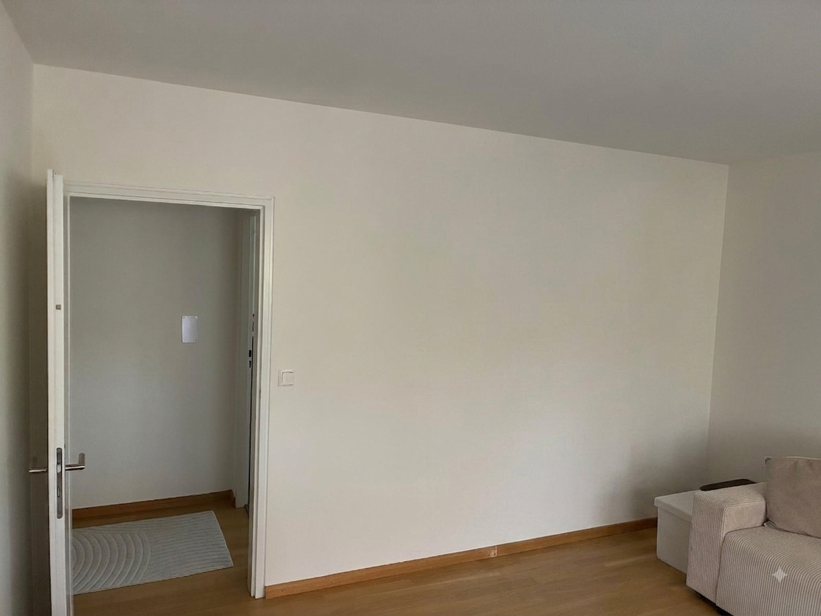 Wohnzimmer mit geschlossener Trennwand zur Küche