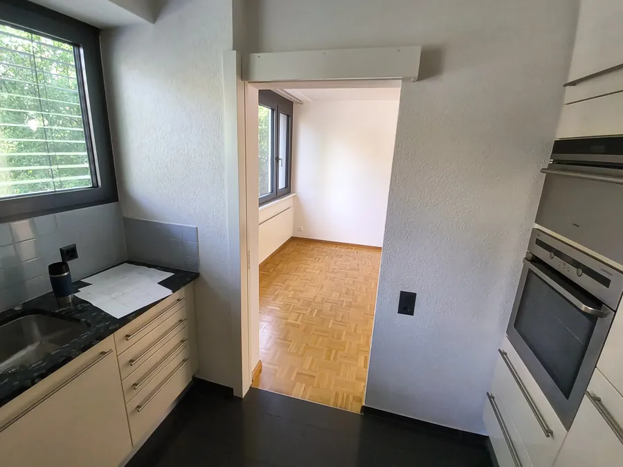 Küche mit schmaler Schiebetür zum Essbereich, vor dem Umbau